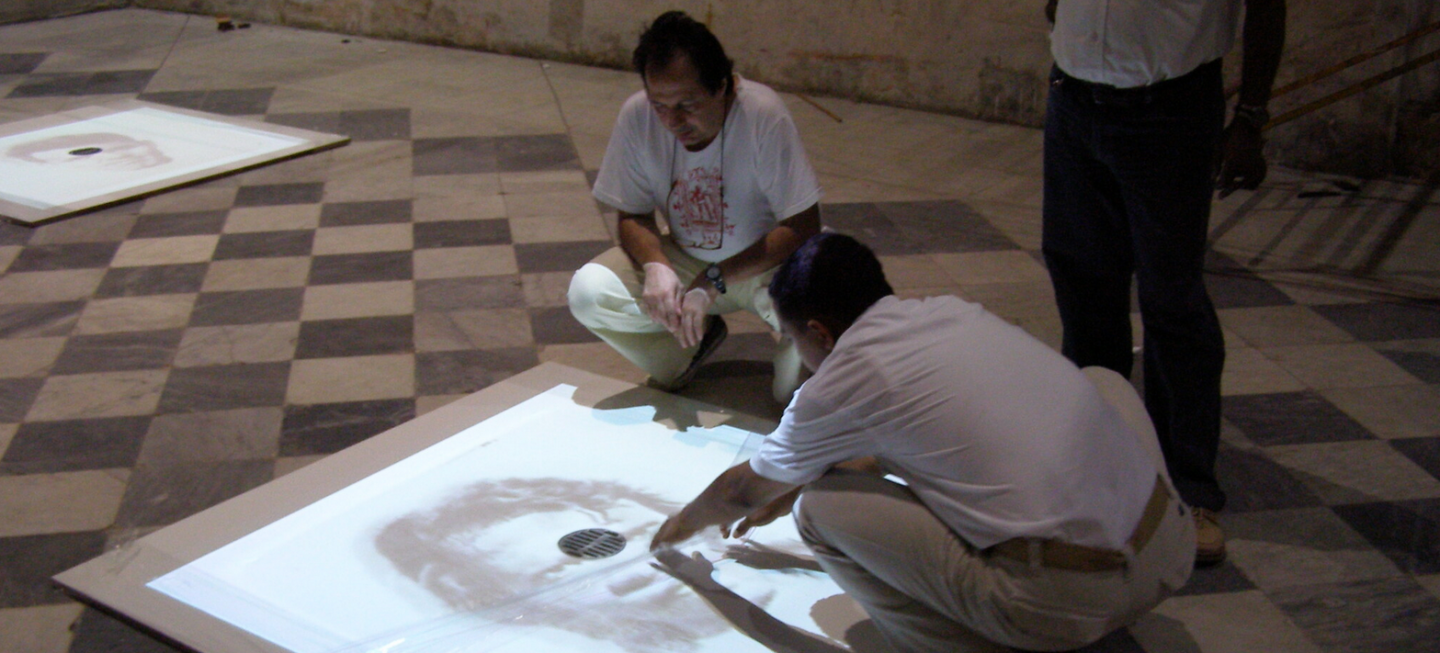 Oscar Muñoz, installing Biographies, Cartagena, 2008.