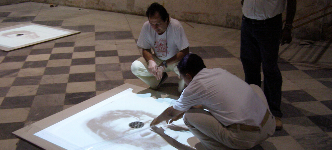 Oscar Muñoz instalando Biografías, Cartagena, 2008.