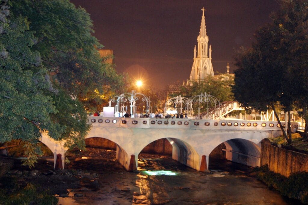 Oscar Muñoz, The Bridge, urban intervention, Ortiz Bridge, Cali, 2004.